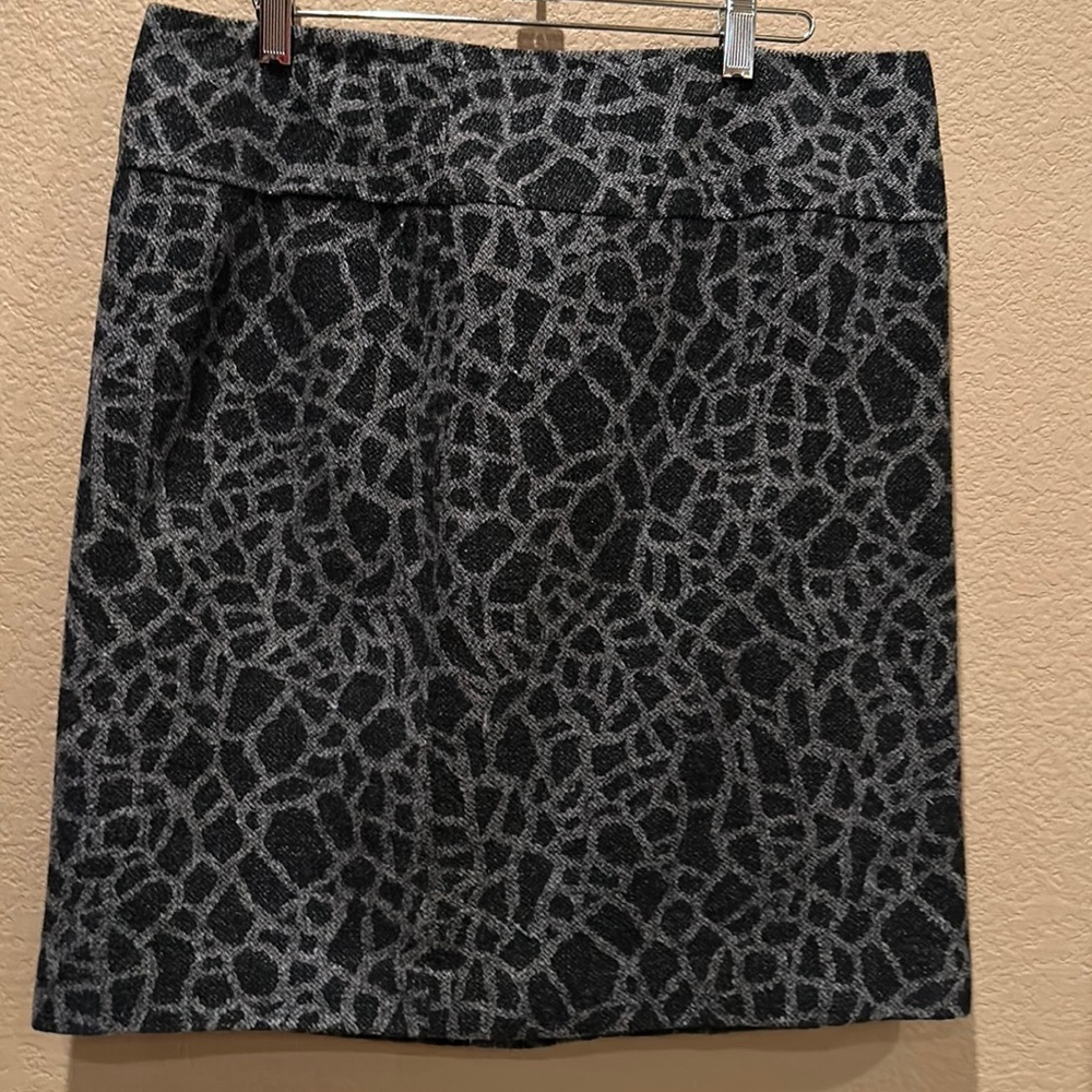 Lined wool skirt zipper in back